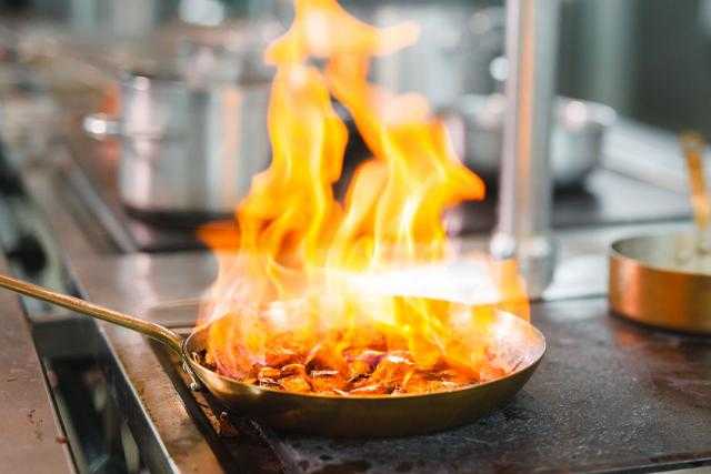 كانت تطهو الطعام.. إصابة طفلة بحروق في الشرقية