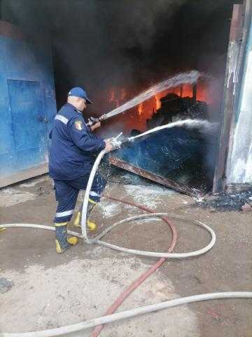 «المعمل الجنائي» يفحص آثار حريق مخزن ألومنيوم بالبدرشين