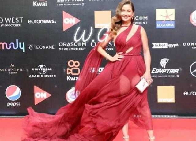”السر في البطانة”.. ريا أبي راشد تتصدر محركات البحث بسبب فستان الجونة
