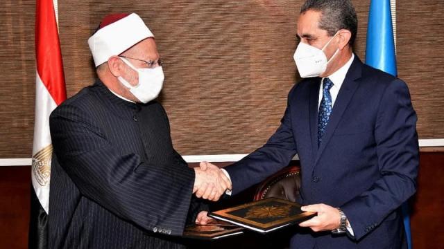 جانب من التوقيع