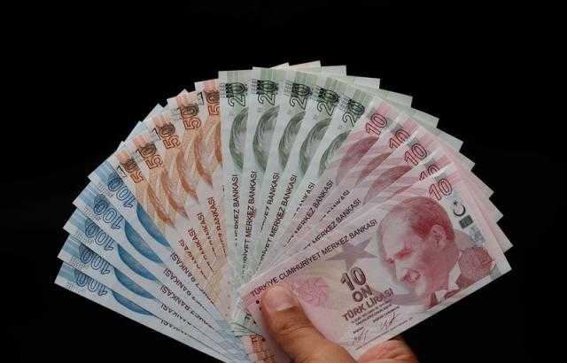 الأتراك في مأزق.. الليرة تواجه خسائر بالجملة بعد هبوطها المتواصل