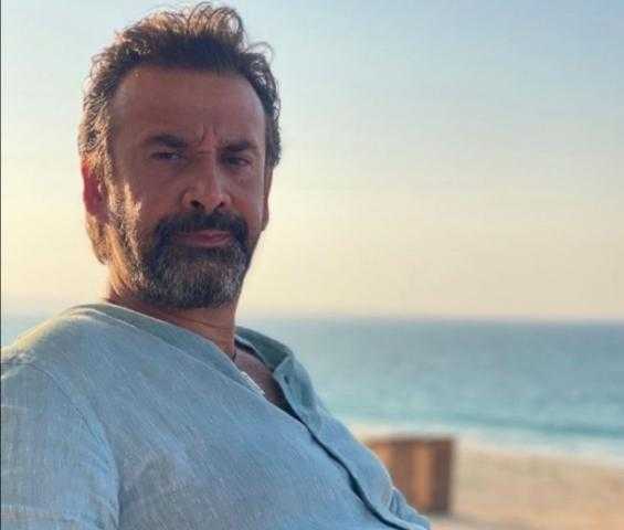 كريم عبد العزيز يستمتع بعطلته على شاطئ البحر