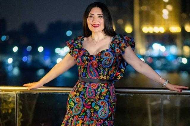 بالفيديو.. عبير صبري ترقص أمام البياع