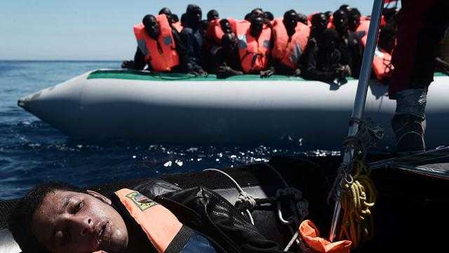 ليبيا تنقذ 56 مهاجرًا غير شرعي من الغرق