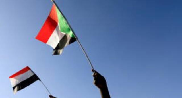 تجمعات بشرية بالشوارع السودانية فور أنباء اعتقال أغلب أعضاء مجلس الوزراء