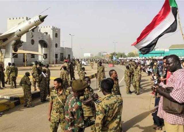انقلاب السودان.. وقف البث وقطع الإنترنت وتعطيل الرحلات الجوية واعتقالات بالجملة
