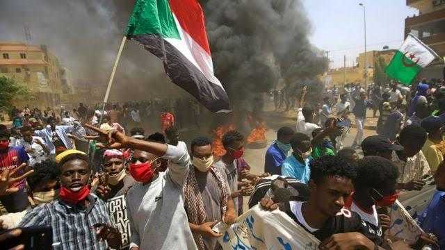 الجيش السوداني يتعامل مع المتظاهرين بالرصاص الحي ووقوع إصابات