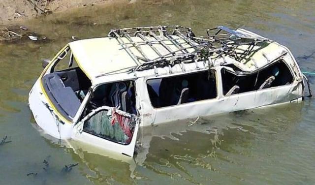 بالأسماء.. إصابة 12 شخصًا في انقلاب ميكروباص بترعة بالبحيرة