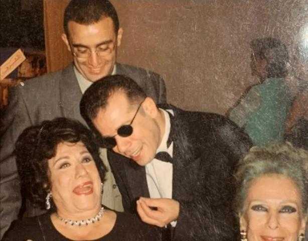 «من صندوق الذكريات».. صورة نادرة لـ شريف منير برفقة السقا وسميحة أيوب