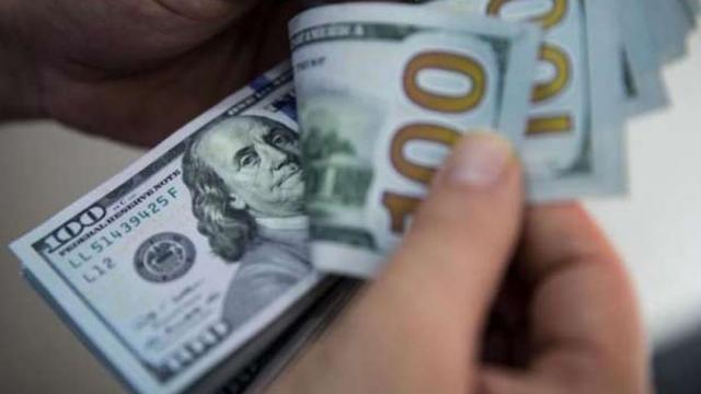 الدولار ينخفض تحت تأثير التضخم