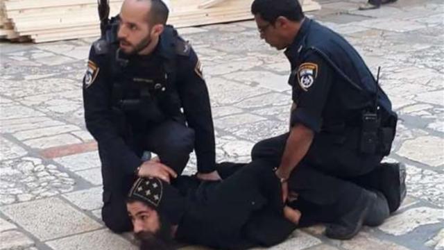 اعتداء قوات الاحتلال على القساوسة في القدس