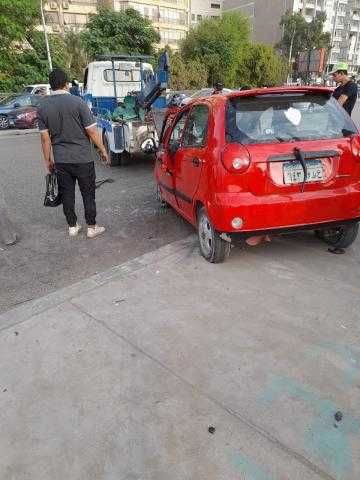 إصابة شخصين في حادث مروع بالمعادي.. السيارة اصطدمت بالسور الحديدي «صور»