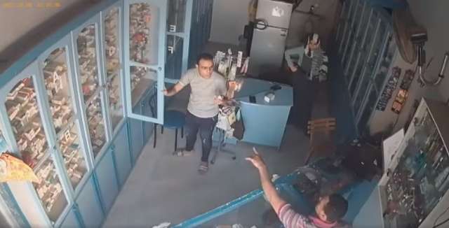 بلطجي يقتحم صيدلية بـ«منجل» 