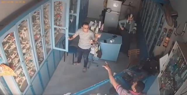 بلطجي يقتحم صيدلية بـ«منجل» في الغربية.. فيديو