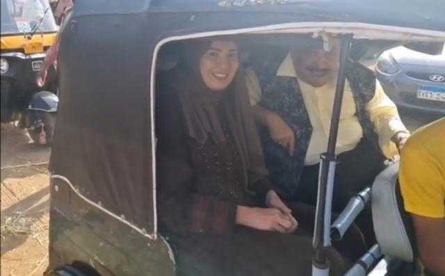 بالصورة.. أحدث ظهور لـ رانيا فريد شوقي من داخل توك توك بمنطقة شعبية