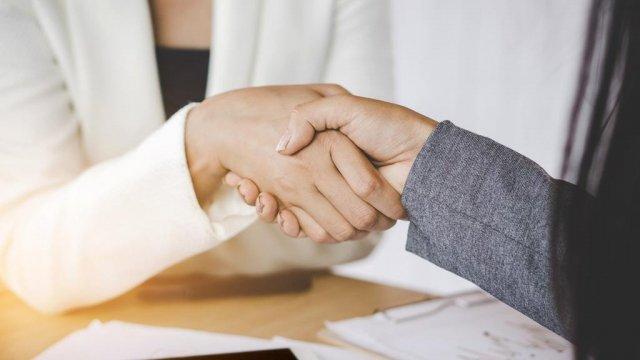 حكم مصافحة الرجل للمرأة