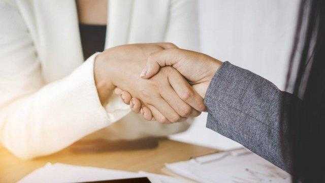 هل لمس المرأة ينقض الوضوء؟.. الإفتاء تجيب