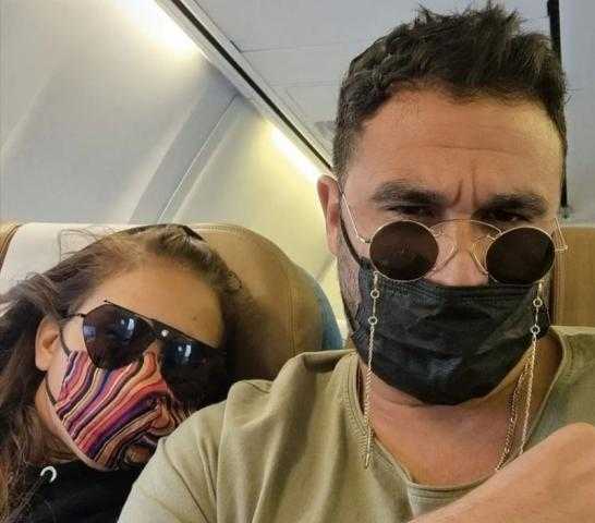 بالصورة.. «النينجا» ترافق نيللي كريم وهشام عاشور أثناء عودتهم إلى القاهرة
