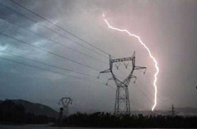 «خطر الموت».. تجنّب الوقوف في هذه المناطق أثناء الأمطار الرعدية