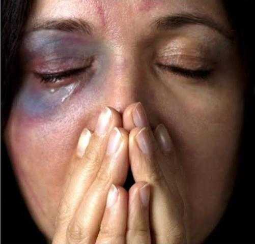 زوجة بدعوى خلع: فقأ عيني ويستغل مرضي