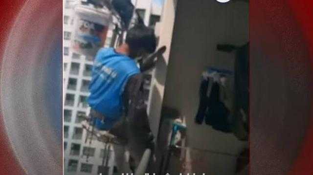 بالفيديو.. امرأة تقطع حبل الأمان لعمال طلاء على ارتفاع 26 طابقا