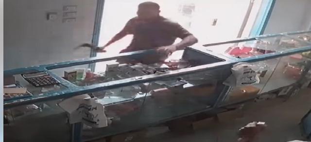 بالفيديو.. بلطجي يحطم صيدلية بآلة حادة.. ويصرخ: «أمي فقأت عيني عاوز قطرة»