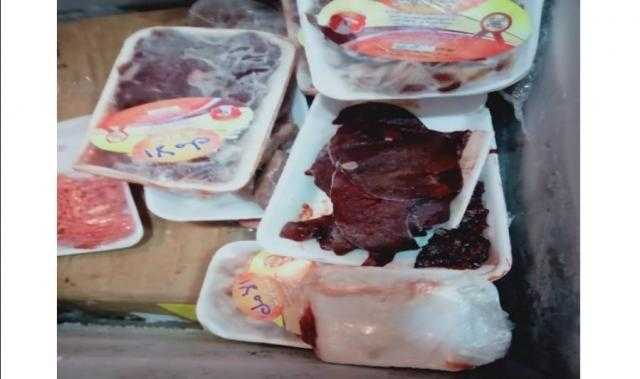 بالصور.. ضبط كميات كبيرة من اللحوم الفاسدة داخل محل وثلاجة بمنطقتي الزيتون والخليفة