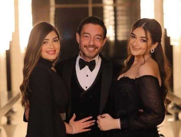 بعد غياب ١٧ عامًا.. أحمد زاهر يعود للمسرح من جديد بمشاركة ابنتيه