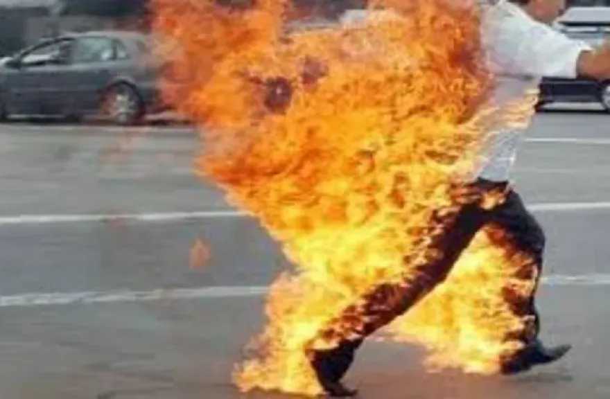 عاطل يشعل النار في نفسه بالطالبية.. لهذا السبب