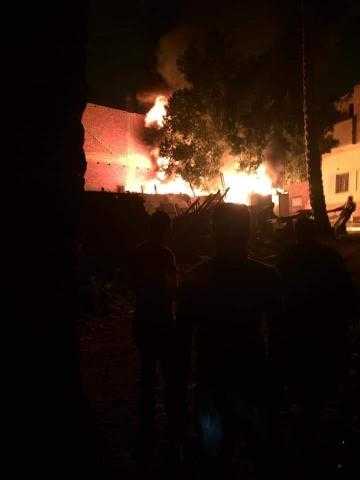 المعمل الجنائي يفحص آثار حريق مخزن خردة بكرداسة