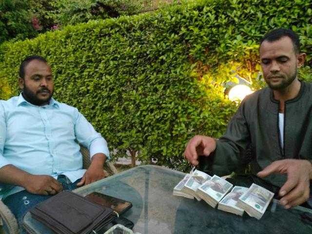 «الشاب الأمين».. يٌعيد 55 ألف جنيه لأصحابها ويرفض المكافأة