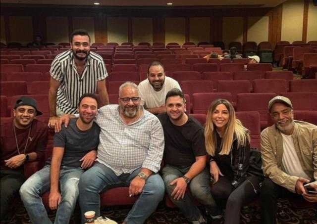 فريق عمل «عائلة تيس» يضع اللمسات الأخيرة على المسرحية لعرضها في موسم الرياض