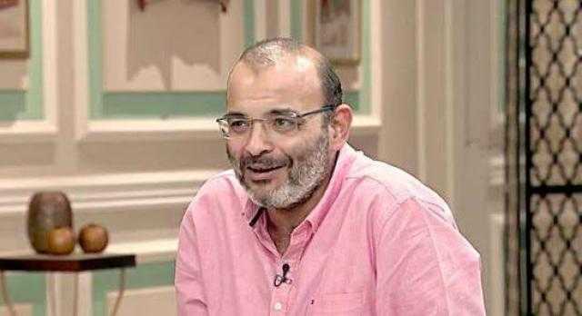 بعد هزيمة الزمالك.. أيمن بهجت قمر يطالب بتغيير أغنية الجسمي «6 الصبح» لـ «5 الصبح»