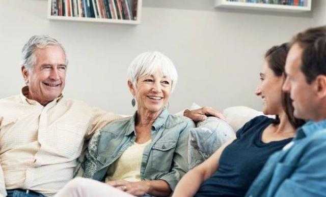 «الإفتاء» تحسم الجدل بحكم تكليف الزوجة بخدمة والدة زوجها