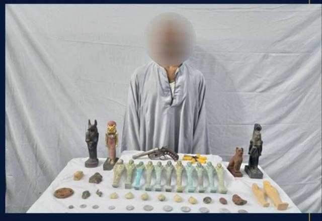«كنز تحت البيت» ضبط المتهم بالتنقيب عن الآثار بأسيوط