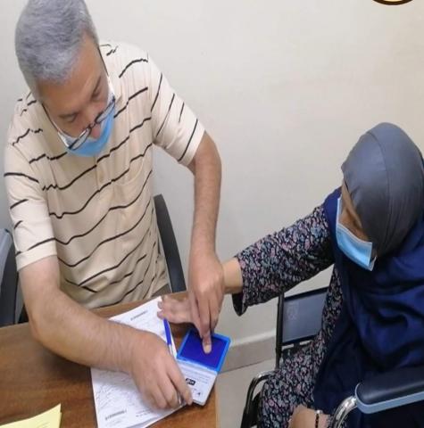 تقديم يد العون لكبار السن 