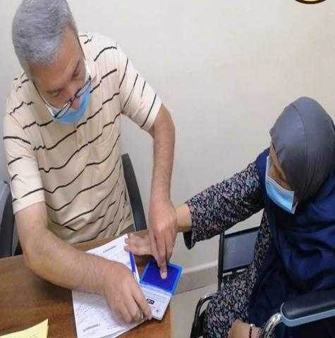 الجوازات والهجرة تقدم يد العون لكبار السن والحالات الإنسانية