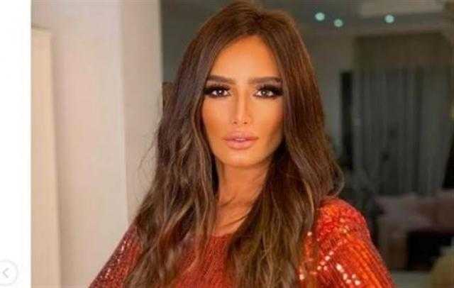 زينة تستعين بصاحبة جملة «باي باي» قبل خضوعها لعملية جراحية