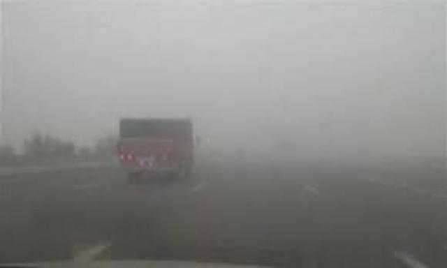 تكدس مروري على محور 30 يونيو بعد غلقه بسبب الشبورة