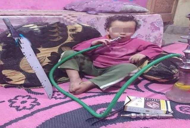 حكم رادع لوالدة وخال «طفل الشيشة» في قنا