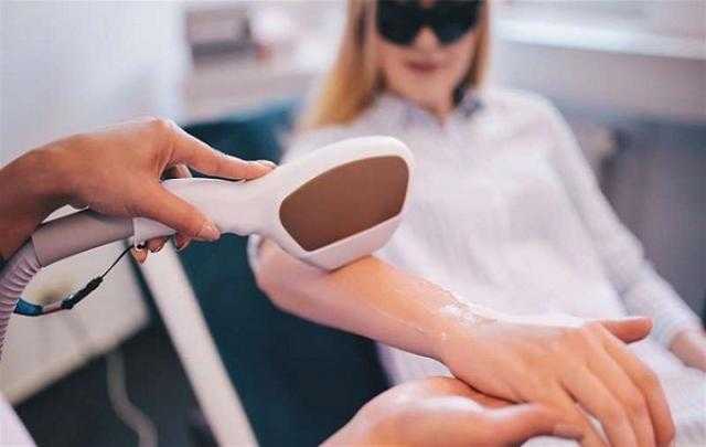 «الإفتاء» توضح حكم إزالة الشعر بالليزر