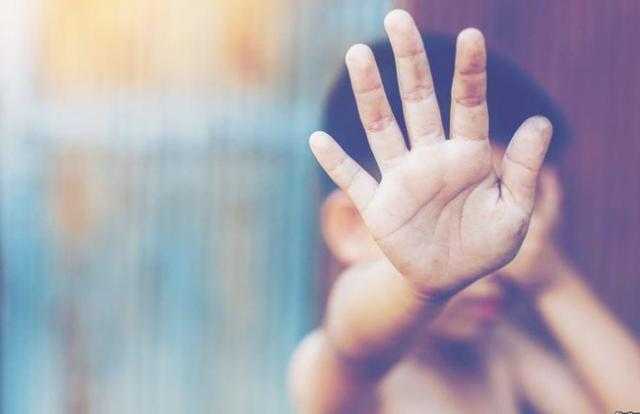 أم تضرب طفلها حتى الموت في العياط