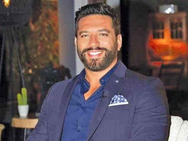 «صندوق الذكريات».. ظهور نادر لحسن الرداد رفقة والديه