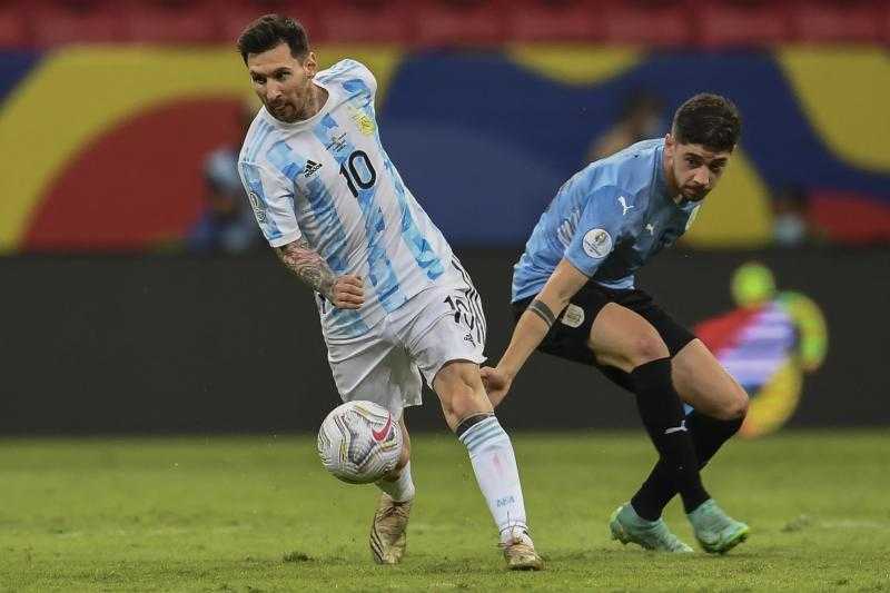 موعد مباراة الأرجنتين وأوروجواي في تصفيات كأس العالم والقناة الناقلة