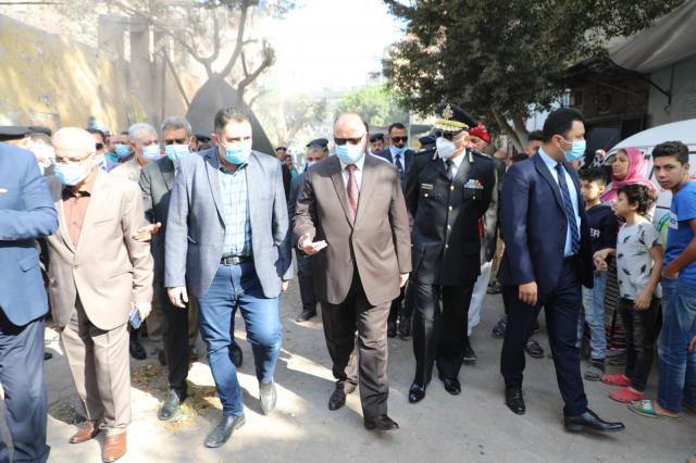 محافظ القاهرة يتفقد عقار روض الفرج