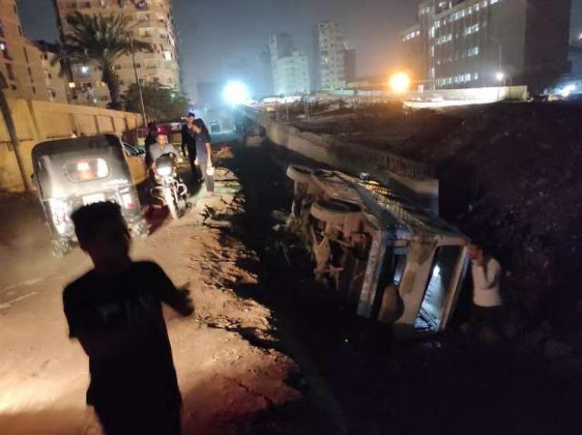 سقوط ميكروباص داخل حفرة 