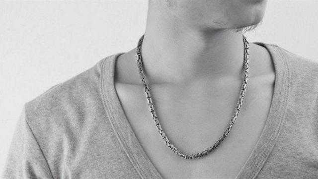 «الإفتاء» توضح حكم لبس السلاسل الفضة للرجال