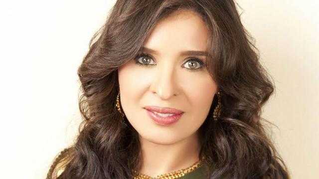 مفاجأة.. دينا تثير الجدل بفستان زفاف