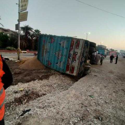 على طريق أسيوط.. انقلاب سيارة محملة بـ120 طن فوسفات
