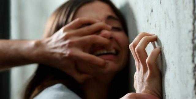 إحالة مدرس للجنايات.. حاول تقبيل تلميذة عنوة وهتك عرضها